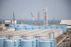 Các bể chứa nước thải nhiễm xạ tại nhà máy điện hạt nhân Fukushima Daiichi ở Okuma, tỉnh Fukushima, Nhật Bản. (Ảnh: Kyodo/TTXVN)