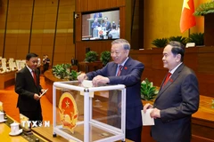 Tổng Bí thư Tô Lâm cùng các đại biểu Quốc hội bỏ phiếu bầu Chủ tịch Quốc hội khoá XVI. (Ảnh: Doãn Tấn/TTXVN)
