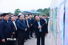 Thủ tướng Phạm Minh Chính khảo sát dự án đường sắt Lào Cai-Hà Nội-Hải Phòng, đoạn qua tỉnh Lào Cai. (Ảnh: Dương Giang/TTXVN)