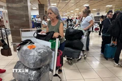 Người dân Cuba vận chuyển hàng hóa ở sân bay quốc tế José Martí ở thủ đô La Habana. (Ảnh: Việt Hùng/TTXVN)