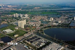 Sông Kim Ngưu dài chưa đến 10km chảy trong khu vực nội thành Hà Nội được coi là một dòng sông chết bởi nguồn nước bị ô nhiễm nặng. (Ảnh: Thành Phương/TTXVN)