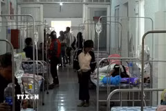 Các bệnh nhân nhập viện Bệnh viện Đa khoa khu vực Hướng Hóa nghi do ngộ độc thực phẩm. (Ảnh: TTXVN phát)