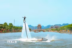 Chương trình trình diễn flyboard quy tụ các vận động viên quốc tế hàng đầu mang đến các màn trình diễn thị giác ấn tượng, mới lạ, thu hút đông đảo du khách trong và ngoài nước. (Ảnh: Thùy Dung/TTXVN)