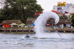 Chương trình trình diễn flyboard tại Ninh Bình. (Ảnh: Thùy Dung/TTXVN)