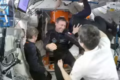 Thành viên phi hành đoàn Ax-4 và phi hành gia của Cơ quan Vũ trụ Châu Âu Sławosz Uznański-Wiśniewski chào phi hành gia trạm vũ trụ Anne McClain (áo sơ mi trắng, quay lưng lại với máy ảnh) sau khi bay vào trạm vũ trụ. (Nguồn: NASA)