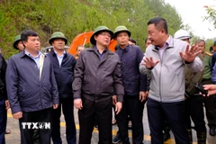 Phó Thủ tướng Hồ Quốc Dũng cùng đoàn công tác kiểm tra thực tế tại hiện trường sạt lở tuyến đèo Mimosa (một trong những cửa ngõ của Đà Lạt, Lâm Đồng). (Ảnh: Nguyễn Dũng/TTXVN)