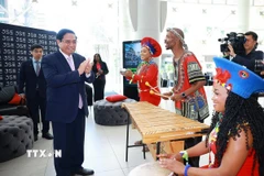 Thủ tướng Phạm Minh Chính thăm và khai trương phiên giao dịch tại Thị trường Chứng khoán Johannesburg. (Ảnh: Dương Giang/TTXVN)