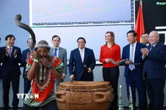 Thủ tướng Phạm Minh Chính và các đại biểu đánh trống khai trương phiên giao dịch tại Thị trường Chứng khoán Johannesburg. (Ảnh: Dương Giang/TTXVN)