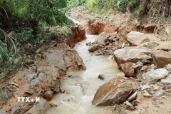 Tuyến đường từ trung tâm UBND xã Cà Đam đi thôn Tang bị đứt gãy, sạt lở nghiêm trọng. (Ảnh: TTXVN phát)