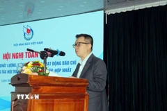 Nhà báo Lê Quốc Minh, Ủy viên Trung ương Đảng, Chủ tịch Hội Nhà báo Việt Nam, Tổng Biên tập Báo Nhân dân, Phó Trưởng ban Tuyên giáo và Dân vận Trung ương, phát biểu khai mạc Hội nghị. (Ảnh: Chu Quốc Hùng/TTXVN)