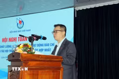 Nhà báo Lê Quốc Minh, Ủy viên Trung ương Đảng, Chủ tịch Hội Nhà báo Việt Nam, Tổng Biên tập Báo Nhân dân, Phó Trưởng ban Tuyên giáo và Dân vận Trung ương, phát biểu khai mạc Hội nghị. (Ảnh: Chu Quốc Hùng/TTXVN)