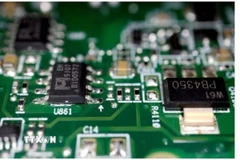 Chip bán dẫn trên một bảng mạch điện. (Ảnh: REUTERS/TTXVN)