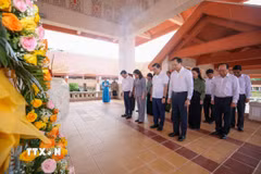Bí thư Trung ương Đảng, Phó Chủ tịch nước Võ Thị Ánh Xuân cùng đoàn công tác và lãnh đạo tỉnh Tây Ninh dành một phút mặc niệm tưởng nhớ các Anh hùng liệt sỹ tại Khu di tích lịch sử cách mạng Bình Thành. (Ảnh: Giang Phương/TTXVN)
