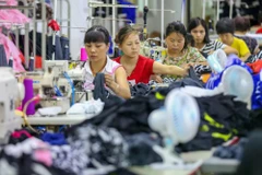 Công nhân tại một nhà máy sản xuất đồ bơi ở Tấn Giang, tỉnh Phúc Kiến, miền Đông Trung Quốc. (Nguồn: AFP/Getty Images)