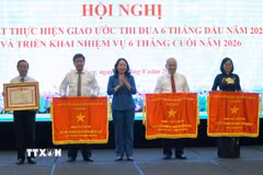 Phó Chủ tịch nước Võ Thị Ánh Xuân (đứng giữa) trao Cờ thi đua của Chính phủ và Bằng khen của Thủ tướng Chính phủ cho các thành phố có thành tích xuất sắc trong phong trào thi đua năm 2025. (Ảnh: Quốc Dũng/TTXVN)