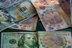 Đồng peso Argentina và đồng USD. (Nguồn: Business Insider)