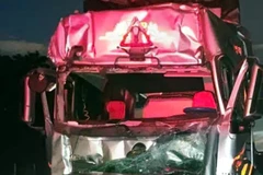 Xe đầu kéo 75H-xxx sau vụ tai nạn.