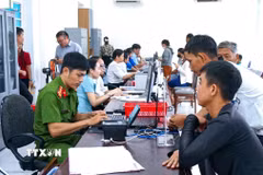 Người dân thực hiện thủ tục hành chính tại Trung tâm hành chính công tỉnh Tây Ninh-Trụ sở 2, phường Tân Ninh. (Ảnh: Minh Phú/TTXVN)