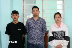 Từ trái qua, đối tượng Danh Minh Thành, Đỗ Bảo Em, Phạm Thị Thùy Dương tại cơ quan Công an. (Ảnh: TTXVN phát)