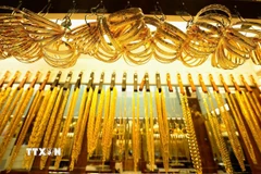 Vàng trang sức được bày bán tại Los Angeles, Mỹ. (Ảnh: Getty Images/TTXVN)