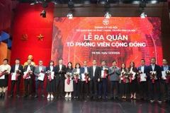Ban Giám đốc Cơ quan Báo và Phát thanh, Truyền hình Hà Nội trao quyết định, chúc mừng Tổ phóng viên cộng đồng. (Nguồn: Báo Hà Nội mới)