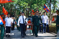 Thủ tướng Lê Minh Hưng truy điệu hài cốt liệt sỹ quân tình nguyện và chuyên gia Việt Nam tại Nghĩa trang liệt sỹ Quốc gia Đường 9 (Quảng Trị). (Ảnh: Dương Giang/TTXVN)