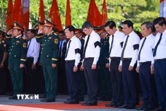 Thủ tướng Lê Minh Hưng và các đại biểu mặc niệm các liệt sỹ quân tình nguyện và chuyên gia Việt Nam. (Ảnh: Dương Giang/TTXVN)