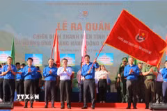 Ủy viên Bộ Chính trị, Bí thư Trung ương Đảng, Trưởng Ban Chính sách, chiến lược Trung ương Nguyễn Thanh Nghị thực hiện nghi thức trao cờ hiệu Chiến dịch Thanh niên tình nguyện Hè năm 2026. (Ảnh: Công Mạo/TTXVN)