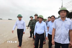 Ông Trần Cẩm Tú, Thường trực Ban Bí thư, đến động viên các lực lượng đang ngày đêm gia cố, bảo vệ bờ kè tại thôn An Lương bị sạt lở uy hiếp đến tính mạng tài sản của hàng trăm hộ dân xã Duy Nghĩa. (Ảnh: Anh Dũng/TTXVN)