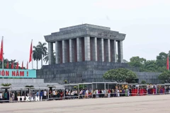 Đông đảo người dân xếp hàng vào Lăng viếng Chủ tịch Hồ Chí Minh. (Ảnh: Minh Đức/TTXVN)