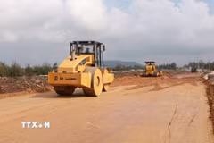 Khẩn trương thi công tuyến đường bộ ven biển tỉnh Phú Yên, vốn đầu tư hơn 2.200 tỷ. (Ảnh: Xuân Triệu/TTXVN)