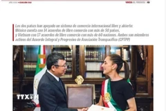 Ảnh Đại sứ Việt Nam Nguyễn Văn Hải và Tổng thống Mexico Claudia Sheinbaum trên tờ Voces Del Periodista. (Ảnh chụp màn hình/TTXVN phát)