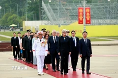 Toàn quyền Australia Sam Mostyn và Phu quân cùng Đoàn đại biểu Australia đến đặt vòng hoa và vào Lăng viếng Chủ tịch Hồ Chí Minh. (Ảnh: Tuấn Anh/TTXVN)