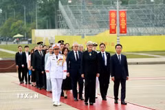 Toàn quyền Australia Sam Mostyn và Phu quân cùng Đoàn đại biểu Australia đến đặt vòng hoa và vào Lăng viếng Chủ tịch Hồ Chí Minh. (Ảnh: Tuấn Anh/TTXVN)