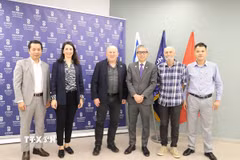 Đại sứ Việt Nam tại Israel Lý Đức Trung (thứ 3, phải sang) và Phó Chủ tịch phụ trách Nghiên cứu của Đại học Technion, Giáo sư Noam Adir (thứ 3, trái sang) tại buổi làm việc. (Ảnh: Thanh Bình/TTXVN)