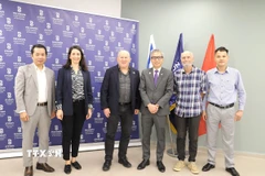 Đại sứ Việt Nam tại Israel Lý Đức Trung (thứ 3, phải sang) và Phó Chủ tịch phụ trách Nghiên cứu của Đại học Technion, Giáo sư Noam Adir (thứ 3, trái sang) tại buổi làm việc. (Ảnh: Thanh Bình/TTXVN)