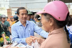 Ông Nguyễn Thái Học, Phó Bí thư Đảng ủy Mặt trận Tổ quốc, và các đoàn thể Trung ương, động viên người dân vùng lũ xã Tuy An Đông, tỉnh Đắk Lắk. (Ảnh: Tường Quân/TTXVN)