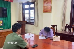 Cơ quan Công an tỉnh Lâm Đồng làm việc với 1 trong 6 trường hợp thông tin sự thật trên mạng xã hội về tình hình thiên tai tại Lâm Đồng. (Ảnh: TTXVN phát)