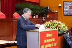Tổng Bí thư Tô Lâm quyên góp ủng hộ đồng bào chịu ảnh hưởng bởi bão lũ lụt. (Ảnh: Phương Hoa/TTXVN)
