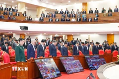 Tổng Bí thư Tô Lâm và các đại biểu các đại biểu dành 1 phút mặc niệm những người bị thiệt mạng do bão lũ. (Ảnh: Thống Nhất/TTXVN)
