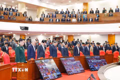Tổng Bí thư Tô Lâm và các đại biểu các đại biểu dành 1 phút mặc niệm những người bị thiệt mạng do bão lũ. (Ảnh: Thống Nhất/TTXVN)