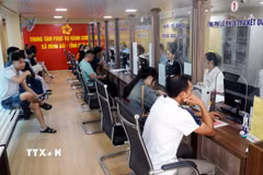 Cán bộ, công chức bộ phận Một cửa xã Minh Đài (Phú Thọ) tiếp nhận, hướng dẫn và xử lý hồ sơ hành chính cho người dân. (Ảnh: Tạ Toàn/TTXVN)