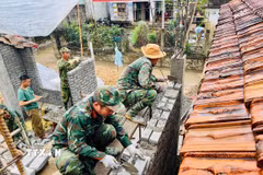 Chiến sỹ lữ đoàn 574 khẩn trương triển khai công tác xây nhà cho nhân dân ngay trong ngày đầu Năm Mới 2026. (Ảnh: TTXVN phát)