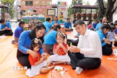Một gia đình tham gia hoạt động nặn tò he tại Ngày hội “Gia đình hạnh phúc” năm 2026. (Ảnh: Trung Tuyến/TTXVN)