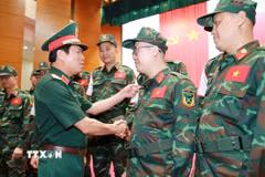 Đại tướng Nguyễn Tân Cương, Ủy viên Trung ương Đảng, Tổng Tham mưu trưởng Quân đội Nhân dân Việt Nam, Thứ trưởng Bộ Quốc phòng động viên, giao nhiệm vụ cho các sỹ quan, quân nhân lên đường sang Venezuela làm nhiệm vụ. (Ảnh: Trọng Đức/TTXVN)