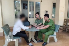 Anh Điểu Th. trình bày sự việc với cán bộ Công an xã Tân Hưng. (Ảnh: TTXVN phát)