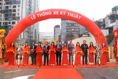Các đại biểu thực hiện nghi thức cắt băng, thông xe kỹ thuật công trình Kết nối đường qua Công ty xe buýt với dự án 423 Minh Khai. (Nguồn: Báo Kinh tế Đô thị)