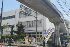 Cảnh sát phong tỏa bên ngoài trường tiểu học. (Nguồn: The Japan times)