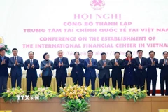 Thủ tướng Phạm Minh Chính và các thành viên Hội đồng điều hành Trung tâm Tài chính Quốc tế và Cơ quan điều hành Trung tâm Tài chính Quốc tế tại Thành phố Hồ Chí Minh và Thành phố Đà Nẵng. (Ảnh: Dương Giang/TTXVN)