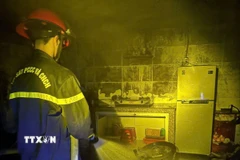 Lực lượng Cảnh sát Phòng cháy chữa cháy và Cứu hộ cứu nạn xử lý hiện trường vụ cháy rạng sáng 21/12 giữa phố Đà Lạt. (Ảnh TTXVN phát)